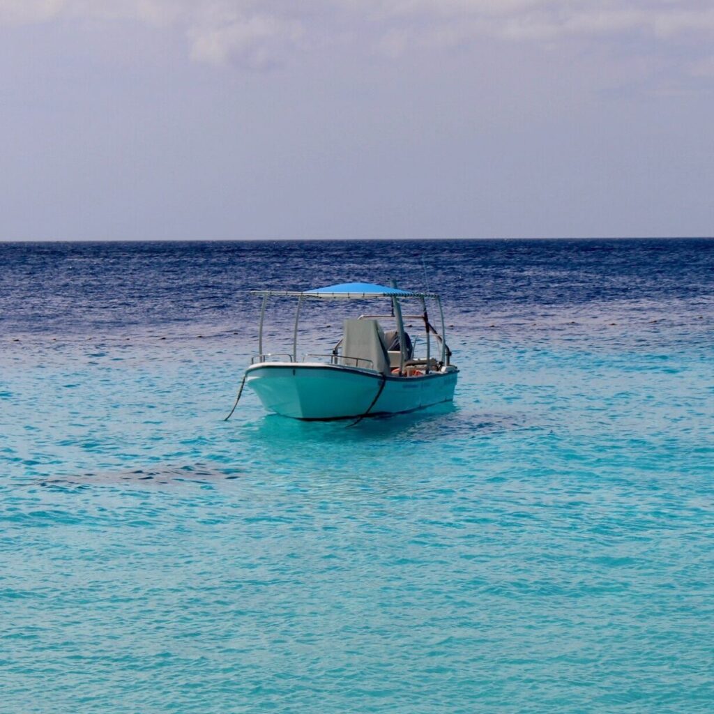 Boat On Curacao Sea Nearby Karakter Beachside